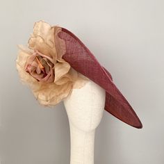 This stunning large brim rose gold hat is decorated with a beautiful flower in the same shades. This rose gold hat is perfect for the Kentucky derby, Ascot races, preakness, belmont, weddings or any special occasion. Secure by headband. If you can choose the side of the head were you like to wear the fascinator, can send me a mail. ** PROCESSING TIME: 5 -7 business days. ** DELIVERY TIME (DHL Express): 2-4 business days to EEUU, 1-2 to Europe and 3-5 to Australia. Follow this link for more beaut Rose Wedding Fascinator With Handmade Flowers, Elegant Adjustable Top Hat For Garden Party, Elegant Rose Fascinator With Handmade Flowers, Elegant Rose Wedding Fascinator, Rose Fascinator For Kentucky Derby Wedding, Rose Fascinator For Wedding And Kentucky Derby, Elegant Brimmed Boater Hat For Garden Party, Elegant Fascinator For Wedding Guests, Gold Fascinator For Spring Garden Party