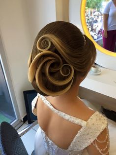 Tendinte coafuri nunta 2017 | coafura perfecta de mireasa pentru o zi deosebita | par desprins | impletitura                                                                                                                                                                                 Más Wedding Braided Hairstyles, Bride Hairstyle, Engagement Hairstyles, Wedding Braids, Dance Hairstyles, Best Wedding Hairstyles, Bohemian Hairstyles