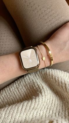 Aesthetic gold accessories Jewelry Elegance Apple Watch 9 Elegant strap Beige How To Stack Bracelets With Apple Watch, Gold Jewelry Aesthetic Elegant, Styling Apple Watch Women, Apple Watch Gold Strap, Apple Watch And Bracelets Aesthetic, Apple Watch With Jewelry, Apple Watch And Bracelet Stack, Apple Watch Strap Aesthetic, Smart Watch Strap