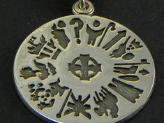 History of Ireland Pendant in Burnished silver marked 925/1000. Very special! each drawing is an episode in the history of the Irish people, a Celtic cross in the center. Complete with adjustable black cord. Article made personally, cured in detail. dimension diameter 20 mm Ask for a budget for gold version Silver marked and guaranteed Made in Italy Nickel Free if want to give this jewel a gift, I suggest you add to purchase this gift box: https://www.etsy.com/it/listing/224635083/scatola-regalo Huguenot Cross, Celtic Cross, Gifts For My Boyfriend, Silver Filigree, Cross Pendant, The History, Etsy Gifts, 925 Silver, In Italy