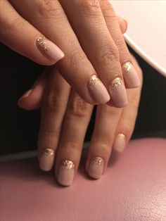 Neutral Nails With Glitter Tips, Biab Nail Design Gold, Pink Nails With Gold Glitter Accent, Nude Nails Gold Glitter, Dusty Pink And Gold Nails, Gold Glitter Short Nails, Neutral Nails With Gold Glitter, Pink Nails Gold Tips, Pink And Gold Sparkle Nails