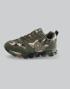 Military Sneakers Techwear Shoes, Techwear Streetwear, Techwear Outfits, Goth Shoes, Streetwear Shoes, Futuristic Style, Black Cargo Pants, Military Gear, Urban Looks