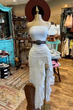 Elegant Sleeveless Hem Ruffled Dress Formal Dress And Cowboy Boots, What To Wear To A Western Wedding, Country Formal Outfits, Cute Country Dresses, Ropa Color Neon, Mexican Style Dresses, Cowgirl Dress, Lace Strapless Dress, Romantic Vibes