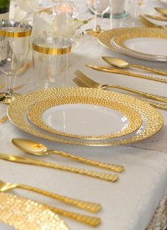 40 PC Combo Pack White and Gold Round Plastic Dinnerware Value Set - Hammered - Posh Setting Rose Gold Rims, Elegant Party Decorations, Gold Plastic Silverware, Gold Table Setting, Gold Plastic Plates, White Table Settings, Plastic Dinnerware Sets, Plastic Silverware, Plastic Dinnerware