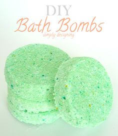 DIY Bath Bombs (aka fizzy bath bombs) - #diybeauty #diyspa #bathbombs #craft #homemade #recipe Diy Bath Bomb, Teen Gifts, Homemade Beauty, Diy Spa, Bath Salt