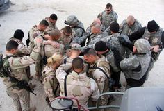 Soldiers praying... Military Heroes, We Are The World, American Soldiers, Military Life, Military Personnel, Pray For Us, Military Men, The Mission