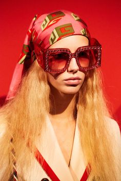 All the Beauty You Didn’t See on the Gucci Runway By Christine Hahn Slim Aaron, Gucci Spring 2017, Look Disco, 70s Sunglasses, Gucci Runway, Mode Editorials, Gucci Spring, Model Pose, Studio 54