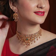 This choker necklace has an enchanting design that is inspired by the mystery and appeal of the deep and enchanting winter forest. Its CZ stones resemble the hidden treasure of the forest and the gentle light is mimicked using an antique gold plating. This is a truly diverse Indian choker set that pairs beautifully with sarees and cocktail gowns alike, which is why you cannot afford to miss it. Details & Specifications: Materials used: CZ stones with Antique Plating Weight - Necklace: 52 gms, Ea Kalung Choker, Jewellery Choker, Gold Bridal Necklace, Choker Necklace Designs, Gold Necklace Indian, Choker Designs, Gold Necklace Indian Bridal Jewelry, Antique Engagement Ring, Necklace Indian