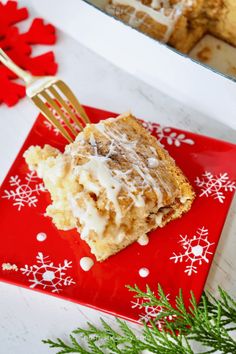 Slice of moist and tender overnight eggnog coffee cake on a pretty winter plate with gold fork. Eggnog Coffee Cake, Leftover Eggnog, Eggnog Cake Recipe, Christmas Coffee Cake, Eggnog Coffee, Eggnog Cake, Easy Eggnog, Coffee Cake Recipes Easy, Cake Recipes At Home