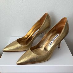 Manolo Blahnik Gold Fabric Metallic Bb 90mm Pumps 3 1/2 Inch Heel Textured Fabric Never Worn Dust Bag Included Designer Gold Heels With 4-inch Heel, Elegant Gold Heels With Padded Heel, Luxury Fitted Heels For Gala, Classic Gold Leather Heels, Classic Gold Heels With Padded Heel, Fitted Gold Heels With Sculpted Heel, Elegant Gold Heels With Sculpted Heel, Classic Gold Heels For Gala, Classic Gold Round Toe Heels