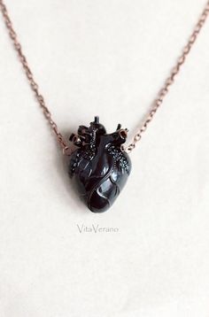 Anatomical Heart Necklace, قلادات متدلية, Selling Handmade Items, Witchy Jewelry, Anatomical Heart, Valentines Necklace, A Necklace, Valentines Jewelry, Gothic Jewelry