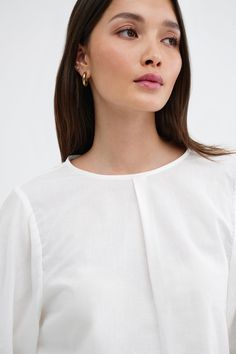 Our Joyce Top takes your style straight to cloud nine. Crafted from lightweight 100% European cotton voile, she presents a blissful silhouette finessed with crisp drapes and billowy sleeves, plus a classic round neck and a decisive pleat at the center front. Breathable and smooth against the skin, Joyce transitions between all scenes, styles, and seasons with grace.[SPLIT] Yada, in off white, is 5'9" (175 cm) tall, wearing size XS. Miqueal, in peony pink, is 5'10" (178 cm) tall, wearing size XS. Classic Cotton Tops With Pleated Sleeves, Classic Tops With Bishop Sleeves For Daywear, Classic Bishop Sleeve Tops For Daywear, White Blouse With Pleated Sleeves For Daywear, Classic Bishop Sleeve Blouse For Daywear, Classic Blouse With Bishop Sleeves For Daywear, Classic Tops With Pleated Sleeves For Daywear, Relaxed Fit Tops With Pleated Sleeves For Daywear, Timeless White Tops For Summer