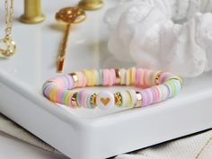 Pastel Heishi Bead Bracelet of Friendship Love type, ideal gift for Mother's Day or even a matchy matchy mother daughter look. With its tangy and soft colors, it will be an essential accessory for the summer. With its elastic thread, it will be perfectly adaptable to your wrist, a pretty minimalist jewel! It's a great gift for children too, little girls will be very proud of it! 1 x Bracelet : 12€ * Details Handcrafted Polymer clay Heishi bead Made in France, in my Breton workshop Please indicat Bracelet Perme Plate, Perle Heishi Bracelet, Bracelet Perles Heishi, Bracelet Perle Plate, Perle Heishi, Pulseras Aesthetic, Bracelet Heishi, Bracelets Heishi, Perle Plate