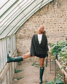 Green Hunter Boots Outfit, Hunter Rain Boots Outfit, Josefine Vogt, Countryside Outfit, Green Hunter Boots, Rain Boot Outfit, Hunter Boots Outfit, Knitted Design, Fall Shorts