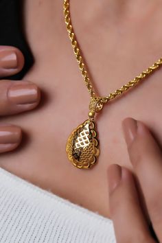 This flashy locket necklace with a drop pattern pendant is 22k solid gold. The necklace, which draws attention with its dimensions and weight, is a special jewel that you can use on the most special occasions. * Necklace weight: Approx. 8 grams * Pendant weight: Approx. 2,5 grams * Chain weight: Approx. 5,5 grams * There may be 10% -) deviation margin in the weight of the products. * Temiroglu Gold products are real solid gold. It is definitely not gold plated, not gold filled. * All products are presented to you in high quality jewelry boxes. * Depending on your request, we can provide delivery in the form of a gift package. Express Shipping Process    * United States: 4-6 business days    * Canada: 4-6 business days    * Australia: 4-6 business days    * UK: 4-6 business days    * Worldw Traditional Yellow Gold Diamond Cut Necklaces, Traditional Yellow Gold Diamond-cut Necklace, Traditional Yellow Gold Diamond Cut Necklace, Gold Teardrop Necklace With Detachable Pendant, Gold Hallmarked Teardrop Pendant Jewelry, Gold Filigree Oval Pendant Necklace, Gold Teardrop Locket Necklaces, Gold Drop Jewelry With Intricate Design, Gold Teardrop Pendant Necklace With Locket