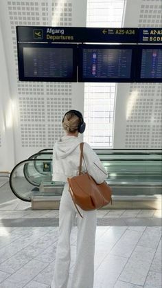 Classy Airport Outfit, Flight Outfit Airport Style, Mexico Holiday, Chic Airport Outfit, Chic Travel Outfit, Comfy Airport Outfit, Airport Outfit Summer, Airport Travel Outfits, Flight Outfit