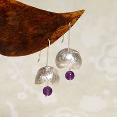 Delicate silver drop earrings decorated with freshwater pearl or amethyst, jewel for weddings and celebrations. CHECK OUR PROFILE IF WE HAVE ANY OFFER OR CODE AVAILABLE! https://www.etsy.com/es/shop/AtelierBcnJoiaShop ► We know that this year the world is a little crazy. The online sales have made the normal shipping services collapse, so from the team of Atelier BCN Joia we wanted to make the effort and propose that buying 2 pieces we make you a FREE and extra FAST shipping with a private compa Elegant Purple Sterling Silver Flower Earrings, Silver Sterling Flower Earrings With Pearl Drop, Silver Sterling Pearl Drop Flower Earrings, Silver Flower Earrings With Pearl Drop, Elegant Purple Teardrop Flower Earrings, Delicate Purple Earrings For Wedding, Delicate Purple Wedding Earrings, Purple Pearl Earrings For Pierced Ears As A Gift, Purple Pearl Earrings As Gift