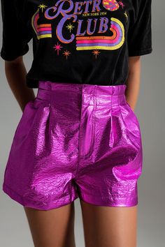 Be the life of the party with our Fuchsia Metallic Shorts with Front Dart. These shorts feature a regular fit and a metallic finish, perfect for a dazzling and vibrant party look. Crafted from 80% polyamide and 20% polyester, they offer a lightweight woven fabric that combines comfort and style with a touch of shimmer. With a high waist rise and elastic waist, they provide a flattering and comfortable silhouette. The zip fastening adds functionality and style to the shorts. Whether for a night o Short Fucsia, Party Shorts, Mens Lightweight Jacket, Metallic Shorts, Dressy Sandals, Metallic Party, Moda Chic, Shorts Casual, Pleated Shorts