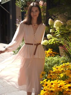 This is HYBERNAT’s long dress, made of light chiffon material, creates a feminine and lovely mood. It's made of polyester, which is resistant to wrinkles and easy to care for. With a waistband style, it offers comfortable wear, and it comes with a belt, allowing for different styles depending on whether you wear the belt or not. The slim silhouette gives a delicate appearance regardless of size.- Perfect for daily wear- Can be paired with various styles of accessories to create different looks- Its sophisticated design makes it easy to match with any outfit and adds a stylish touch- This product includes a leather belt Feminine Chiffon Midi Dress For Daywear, Flowy Beige Chiffon Midi Dress, Feminine Maxi Chiffon Dress For Casual Occasions, Feminine Chiffon Maxi Dress With Flowy Skirt, Feminine Flowy Chiffon Maxi Dress, Elegant Daywear Chiffon Maxi Dress, Elegant Maxi Length Chiffon Dress For Daywear, Feminine Chiffon Maxi Dress, Feminine Flowy Chiffon Dress For Daywear