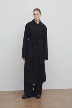 Malika Coat Black in Wool and Cashmere – The Row Coat Outfit, Black Wool Coat, Short Denim, Bespoke Tailoring, Mens Fall, Woolen Coat, Coat Outfits, Double Breasted Coat, Felted Wool