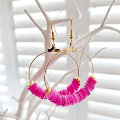 Upgrade your accessory game with these stunning heishi shell bead hoop earrings! Handcrafted with care, these unique earrings feature genuine natural freshwater shell beads that add a touch of natural beauty to any outfit.  The delicate design is perfect for both casual and dressy occasions, making them a versatile addition to your jewelry collection. Plus, with their hypoallergenic hooks, they're easy and comfortable to wear all day long. These earrings are a must-have for any beach lover or bo Strand Party, Pink Tassel Earrings, Chic Fashionista, Earring Box, Pink Tassel, Holiday Beach, Beach Lover, Summer Earring, Delicate Design