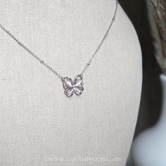 nuestro Colgante Conmemorativo de Mariposa de Plata: un recuerdo especial para recordar a un pequeño. Este precioso colgante tiene una mariposa con piedras rosas brillantes. La mariposa representa un alma dulce y las piedras rosas muestran amor y recuerdos.

 Realizado en bonita plata, el colgante tiene pequeños detalles que cuentan una gran historia sobre un momento breve pero importante. Las alas de la mariposa muestran la belleza y el impacto duradero de una vida diminuta que tocó nuestros co Pink Hypoallergenic Necklace For Mother's Day, Dainty Silver Butterfly Necklace For Wedding, Mother's Day Butterfly Charm Pendant Necklace, Dainty Butterfly Charm Necklace For Anniversary, Mother's Day Butterfly Pendant Necklace, Delicate White Gold Butterfly Charm Necklace, Silver Stainless Steel Butterfly Necklace As Gift, Silver Stainless Steel Butterfly Necklace Gift, Silver Butterfly Jewelry With Birthstone