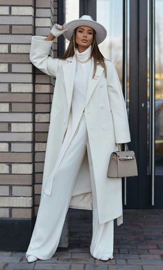 Clean Style Outfit, White Monochromatic Outfit, Winter White Outfit, Long Coat Outfit, Elegant Bridal Dress, Cream Outfits, Neon Outfits, Airbrush App, Trench Coat Style