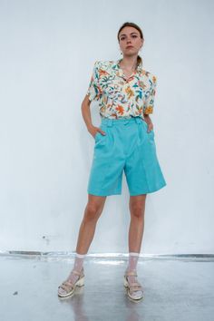 🇺🇸 US SHOPPERS - due to the situation with the post in United States, your order can take up to 3 months to arrive. Please be warned ‼️  Vintage cyan blue taylored shorts / Midi above the knee lenght high waisted bright shorts. TAG: Tail SIZE ON THE TAG: 8 MEASUREMENTS (measured lying flat)   lenght: 51 cm / 20''   waist: 35 cm / 13.5''   inseam: 22 cm / 8.5'' LELDE is 177 cm / 5'8'' tall and wears size 36/S.  CONDITION: excellent. FOLLOW US ON INSTA FOR JUICY UPDATES   https://www.instagram.com/ginger.inn/ Spring High-waisted Bermuda Shorts With Built-in Shorts, Trendy Knee-length Shorts For Summer, Trendy Knee-length Summer Shorts, Fitted Bermuda Bottoms For Summer, Trendy Bermuda Bottoms With Built-in Shorts, Green Bermuda Shorts With Built-in Shorts For Summer, High Waist Green Shorts For Summer, Bermuda Shorts For Summer, Trendy Bermuda Shorts With Pockets