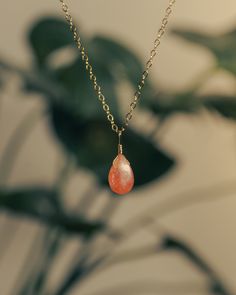 This dainty sunstone gem stone necklace is perfect for every day wear.Sunstone restores lifes sweetness by nurturing the soul and allowing one’s true self to shine. A stone of positivity and abundance, it heightens intuition and allows one to find inner purpose. Our handcrafted necklaces & gem stones are wrapped in 14k gold-filled and 925 sterling silver wire making them the perfect daily fashion choice for any lifestyle. This minimalist piece will help you glow for years to come,rain or shine. Simple Stone Necklace, Simplistic Jewelry, Gem Stone Necklace, Necklace Minimalist Jewelry, True Self, Handcrafted Necklace, Gem Stones, Gems Jewelry, Gem Stone