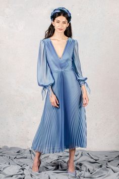 Fashion Show Themes, Pleated Fashion, Luisa Beccaria, Chiffon Midi Dress, Mid Length Dresses, Fashion Show Collection, Fashion 2020, Pre Fall, Primavera Estate