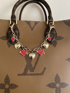 Gold chain with gold and red enamled hearts. Great gift for the lived one Gold Playing Cards, Purse Charms Diy, Accessories Wardrobe, Lux Jewelry, Longchamp Purse, Louie Vuitton, Bead Bag, Cinch Bag, Material Things