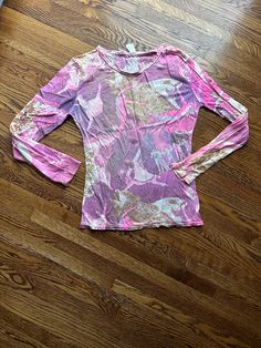 This 70's  vintage novelty shirt is long sleeve in pink purple and tan abstract splotches.  It has dancing women in the pattern. It is light weight.  It is in decent condition.  The hems are a little rolled as shown in pictures. Chest-33 inches with no pull Waist-26 inches Bottom hem-30 inches Sleeve-22.5 inches Shoulder seam to shoulder seam- 15 inches Length from shoulder to hem-22 inches To see more of our authentic 1970's clothing inventory please visit our store at ChoiceRecycling.  We add new items every week. Thank you, Karmyn Fitted Pink Printed T-shirt, Spring Long Sleeve Graphic T-shirt, Fitted Purple T-shirt For Spring, Pink Stretch T-shirt For Spring, Pink Stretch T-shirt For Fall, Pink Long Sleeve Stretch T-shirt, Spring Long Sleeve Shirt With Abstract Print, Fitted Long Sleeve Purple T-shirt, Pink Stretch Crew Neck Shirt