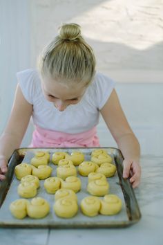 st. lucia buns Lucia Buns Recipe, Neapolitan Cookies Recipe, St Lucia Buns, Classic Christmas Recipes, St Lucia Day, Christmas Appetizers Easy, Instant Potatoes