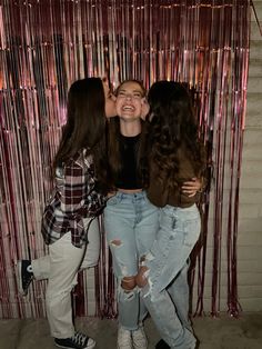 Cute Birthday Poses With Friends, Birthday Party Group Pictures, Birthday Photoshoot Ideas Friends, Birthday Party Photoshoot With Friends, Birthday Group Pictures, Birthday Group Photoshoot Ideas, Birthday Photoshoot Ideas With Friends, Party Photo Poses, Birthday Party Ideas Decoration