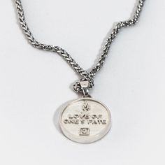 Este collar de Amor Fati es el regalo perfecto para él y ella en cualquier época del año.
 
Hecho a mano
Altura del colgante: 2.5 centímetros
Ancho colgante: 2.5 centímetros


Descubra el significado profundo de Amor Fati con nuestro collar hecho a mano inspirado en esta poderosa filosofía. Este collar hecho a mano te invita a abrazar el amor y la aceptación incondicional de tu destino, creando una conexión espiritual y motivadora que te recuerda que cada experiencia en tu vida tiene un propósito divino.

Amor Fati, que significa "amor por el destino" en el latín, nos enseña a abrazar todas las facetas de nuestra existencia y encontrar belleza en cada momento, tanto en felicidad como en desafíos. Nuestro collar es un recordatorio constante de que el amor y la aceptación son las claves para Everyday Pendant Jewelry With Box Chain, Personalized Stainless Steel Pendant Jewelry, Engraved White Gold Spiritual Jewelry, Engraved Spiritual White Gold Jewelry, Spiritual Engraved White Gold Jewelry, Personalized White Gold Stainless Steel Jewelry, Sterling Silver Initial Pendant With Adjustable Chain, Sterling Silver Initial Pendant Jewelry With Adjustable Chain, Nickel Free Sterling Silver Pendant Charm Necklace