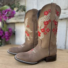 The price INCLUDES taxes and shipping anywhere in the United States.
The JB-1606 western boot, in a serene sand color, is a tribute to the authenticity of western fashion with its detailed embroidery and studs that give it life and character. With a cowhide sole, an 11-inch shaft height, and a 1.5-inch heel, this boot perfectly combines elegance with functionality. The Crazy leather used in its construction, along with the leather cut, insole and lining, ensure a shoe of superior quality and lon Rodeo Boots, Leather Cuts, Western Outfits Women, Western Boots Women, Cowboy Boots Women, 5 Inch Heels, Sand Color, Boots For Sale, Cowgirl Boots