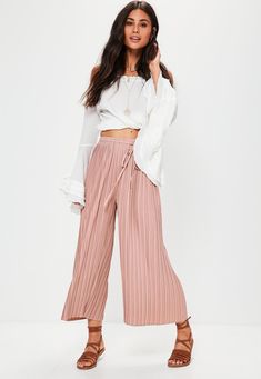 Missguided - Pink Pleated Culottes With Skinny Tie Belt Pink Cullotes, Pink Culottes Outfit, Pleated Pants Outfit, Pink Culottes, Culottes Outfit, Fashion Revolution, Simply Chic, Pantalon Large, Pleated Pants