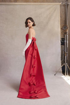 The Kelly Silk and Wool Column Gown is a masterpiece complete with a straight strapless neckline adorned with an elegant flap for a modern yet timeless look. The standout feature of this gown is its detachable floor-length bow cape, that gives that extra touch of dramatic flair to your ensemble. Alexia Maria, Detachable Cape, Classic Dresses, Special Occasion Gowns, Column Skirt, Convertible Dress, Column Gown, Ladies Dress Design, Formal Gowns