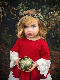 Toddler Xmas Pictures, Toddler Christmas Pictures Outdoor, Christmas Toddler Photoshoot Ideas, 3 Kids Christmas Pictures, Kids Christmas Pictures Ideas, Christmas Photo Ideas For Toddlers, Kid Christmas Pictures, Christmas Photo Toddler, Christmas Kids Pictures