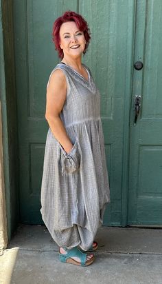 ¡Lleva tu guardarropa de verano al pasado con el vestido de algodón con cuello en V Cybil de Paper Lace! Es la combinación perfecta de comodidad y estilo retro con su tejido de algodón fresco y transpirable y capas de cortinas fruncidas para un ambiente auténticamente vintage. Además, ¡sus dos bolsillos laterales con lazo te brindan el lugar perfecto para guardar tus artículos esenciales de verano! En serio ~ no puedes equivocarte con este.

 Estilo: PVS-722D Color: Oliva Unlined Cotton Sundress Midi Dress, Unlined Cotton Midi Sundress, Cotton Unlined Dress For Daywear, Unlined Cotton Dresses For Daywear, Cotton Dress For Daywear, Bohemian Cotton Sundress For Daywear, Cotton Vacation Dresses Unlined, Cotton Dress For Day Out, Paper Lace