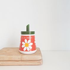 Vintage milk glass sugar shaker, sugar dispenser, daisies daisy floral design, '70s dinnerware, 1970s tableware, table decor This little daisies floral decor sugar dispenser / sugar shaker is looking for a new cup of tea, mug the coffee. It will serve you sugar, still in perfect condition. Perfect for a 1970s breakfast, a seventies afternoon tea party or .... jus as decor in your kitchen.   Diam base approx   7.5 cm - 2.9" Height approx  12.5 cm - 4.9" Weight approx  350 g + packaging. 📦 There 70s Dinnerware, Sugar Dispenser, Afternoon Tea Parties, Shopping Basket, Milk Glass, Floral Decor, Table Decor, Tea Party, Halloween Shopping