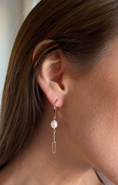 Infuse contemporary elegance into your jewelry collection with our Pearl and Paperclip Chain Leverback Earrings. Perfectly blending the timeless allure of genuine freshwater pearls with the trendy touch of a paperclip chain, these earrings are a stylish update to a classic accessory. The secure leverback ear wires offer both comfort and reliability, while the earrings' drop length provides a subtle yet alluring dangle. These versatile and chic earrings are ideal for everyday sophistication or adding a special sparkle to your evening ensemble. Features: - Crafted with genuine freshwater pearls for a touch of classic beauty. - Trendy paperclip chain design adds a chic twist to traditional pearl earrings. - Secure leverback ear wires for comfort and peace of mind throughout the day. - Perfect Modern Gold Jewelry With Pearl Drop, Modern Single Pearl Earring For Everyday, Modern Pearl Earrings For Formal Occasions, Modern Everyday Pearl Drop Jewelry, Modern Pearl Earrings With Ear Wire For Everyday, White Modern Pierced Pearl Earrings, Modern White Pierced Pearl Earrings, Modern Gold Long Drop Pearl Earrings, Modern Gold Pearl Earrings In Sterling Silver