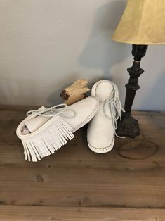 Grounding, Leather, Handcrafted, Suede, Artisanal - Etsy White Moccasins, Handmade Moccasins, Earthing Grounding, Moccasins Women, Western Culture, Suede Fashion, Desert Boots, Shabby Chic Decor, Retro Look