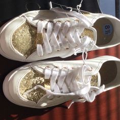 Sparkling Gold And White Ladies Tennis Shoes. Chic And Cute Ladies Sneakers, Ladies Tennis, Guess Shoes, Tennis Shoes, Womens Shoes Sneakers, Womens Sneakers, Tennis, Shoes Sneakers, Color White