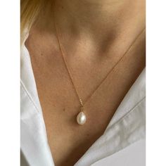 Delicate 14kt gold filled necklace with a natural Baroque freshwater pearl. An individually selected high quality freshwater pearl makes the necklace truly special and one of a kind. Perfect for a gift. The dainty and minimalist design goes well with both casual and sophisticated looks. Each pendant is unique. Each Baroque pearl has a slightly different, irregular shape and size, which makes the necklace one of a kind. ✦ MATERIALS ✦ 14kt gold filled chain. Baroque Pearl Pendant ✦ SIZING ✦ Neckla Gold Pearl Pendant Necklace In 14k Gold Filled, Delicate Gold Baroque Pearl Necklaces, Delicate Gold Pearl Drop Necklace, Delicate Oval Pearl Drop Jewelry, Delicate Yellow Gold Necklaces With Baroque Pearl, Delicate Gold Pearl Necklace With Pearl Pendant, Classic Gold Necklace With Baroque Pearls, Delicate Baroque Pearl Necklace With Delicate Chain, Classic Gold Charm Necklace With Pearl Drop