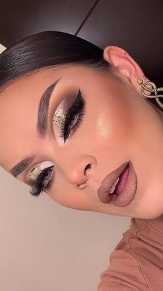 Black And Silver Eye Makeup, Eye Makeup Guide, Gem Makeup, Maquillage Yeux Cut Crease, Silver Eye Makeup, Gold Makeup Looks, Eye Makeup Styles, Makeup For Black Skin