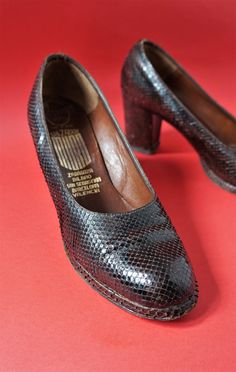 "Amazing Snake leather Brown Shoes In general in good condition, with some signs of vintage. True leather Size 37 Europe - 5,5 size USA Measures: - Tall Heels: 2.95\" (7,5 cm) - Total Long outside: 9.05\" (23 cm) I do combined shipping! Thanks for stopping by!!" Vintage Leather Shoes For Formal Occasions, Vintage Block Heel Heels For Work, Vintage Low Heels With Stacked Heel, Vintage Closed Toe Court Shoes For Workwear, Vintage Leather Shoes For Work, Vintage Stacked Low Heels, Vintage Court Shoes With Leather Sole For Work, Vintage Almond Toe Court Shoes For Work, Vintage Court Shoes For Work