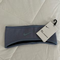 Beautiful Dusty Blue Nike Unisex Fleece Headband. This Has Double Layer Construction For Optimal Warmth. White Nike Hat, Nike Bucket Hat, Womens Ball Caps, Maroon Nike, Nike Cap, Fleece Headbands, Running Headbands, Ponytail Beanie, Plaid Hats