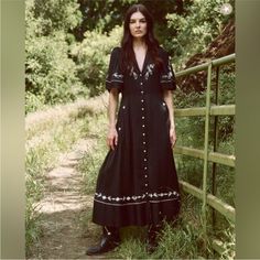 This Western Style Dress From The Great Is A Size 2 Which Equates To Their Medium And Would Best Fit A Size 4-6. The Dress Has A Medium Weight Silk Feel, Pockets, Pearl Snap Buttons, And Flutter Sleeves. Soo Cute With Cowboy Boots!! Sold Out Online. Western Goth Outfit, Western Gothic Aesthetic Outfit, Dark Western Fashion, Western Gothic Fashion, Western Dress Outfits, Gothic Aesthetic Outfit, Black Western Outfit, Western Formal Wear, Swamp Queen