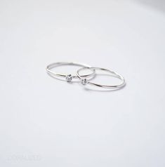 Nouveau ! Très jolies. Délicat. Parfait pour tout, petite bague en argent sterling avec zircon cubique. A porter seules ou empiler avec d’autres ! PLUS DE DÉTAILS > 100 % en argent Sterling > Dispose d’un pétillant petit zircon cubique de 2mm > Bande est de 1mm d’épaisseur Cette White Gold Cubic Zirconia Midi Rings - Fine Jewelry, White Gold Midi Rings With Cubic Zirconia, Minimalist White Gold Crystal Ring With Cubic Zirconia, Minimalist White Gold Cubic Zirconia Ring, Dainty White Gold Crystal Ring With Cubic Zirconia, Minimalist Silver Cubic Zirconia Diamond Ring, Minimalist Diamond White Cubic Zirconia Crystal Ring, Delicate Silver Diamond Crystal Ring, Minimalist Diamond White Crystal Ring With Cubic Zirconia